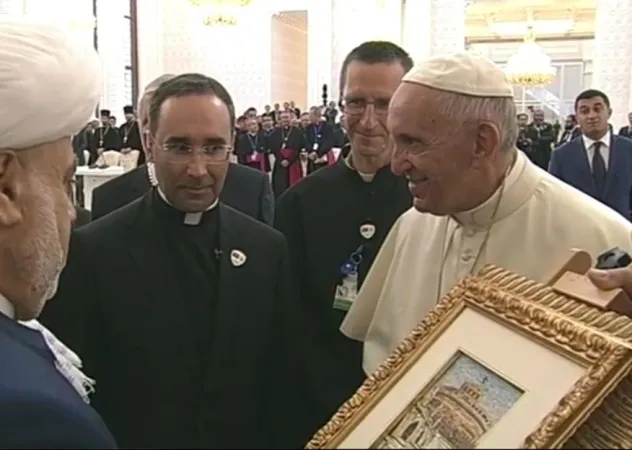 Papa Francesco dona un mosaico allo Sceicco | | CTV