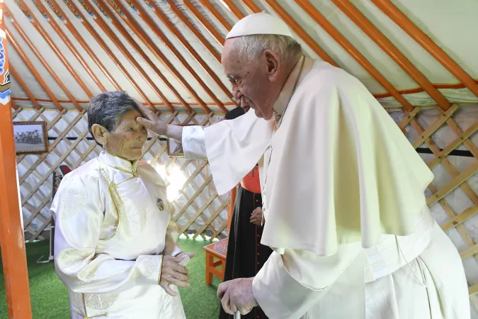 Papa Francesco in Mongolia | Papa Francesco benedice Tsetsege, 69 anni, nella sua ger. È la donna che ha trovato la Signora del Cielo | Vatican Media / ACI Group