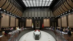 Leone XIV e la delegazione vaticana nel bilaterale con il presidente turco Erdogan e la sua delegazione, Ankara, 27 novembre 2025 / Vatican Media / ACI Group