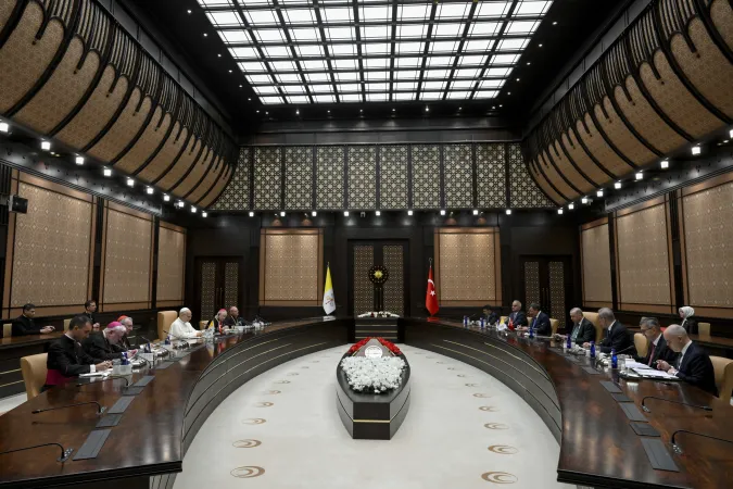 Leone XIV, Erdogan | Il bilaterale tra Leone XIV e il presidente Erdogan con le rispettive delegazioni, Ankara, 27 novembre 2025 | Vatican Media / ACI Group