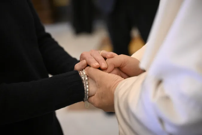 Il Papa con i familiari delle vittime |  | Vatican Media / EWTN