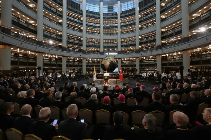 Leone XIV, corpo diplomatico | Leone XIV parla al corpo diplomatico accreditato ad Ankara, 27 novembre 2025 | Vatican Media / ACI Group