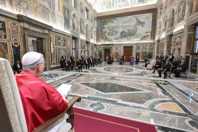 Leone XIV, nuovi ambasciatori | Leone XIV incontra un gruppo di nuovi ambasciatori, Palazzo Apostolico Vaticano, 6 dicembre 2025 | Vatican Media / EWTN