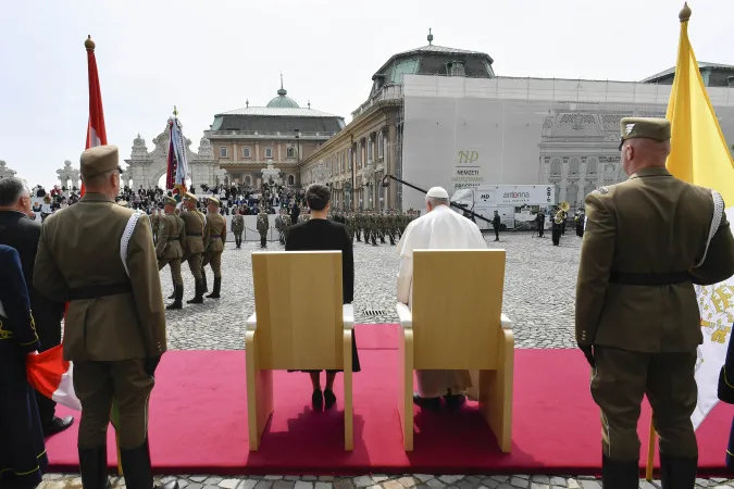 Papa Francesco in Ungheria | La presidente di Ungheria Katalin Novak e Papa Francesco di spalle al Palazzo Sandor, 28 aprile 2023 | Vatican Media / ACI Group