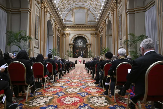 Leone XIV, corpo diplomatico | Leone XIV con il corpo diplomatico accreditato presso la Santa Sede, Aula delle Benedizioni, Palazzo Apostolico Vaticano, 9 gennaio 2026 | Vatican Media / ACI Group