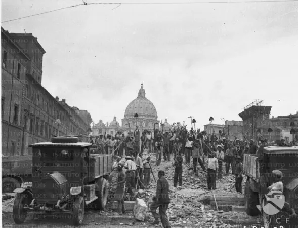 Operai al lavoro nella demolizione della Spina | | Istituto Luce