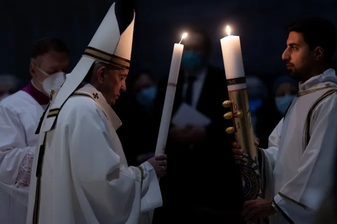 Papa Francesco presiede la Veglia Pasquale | | © EWTN News/Daniel Ibáñez/Vatican Pool