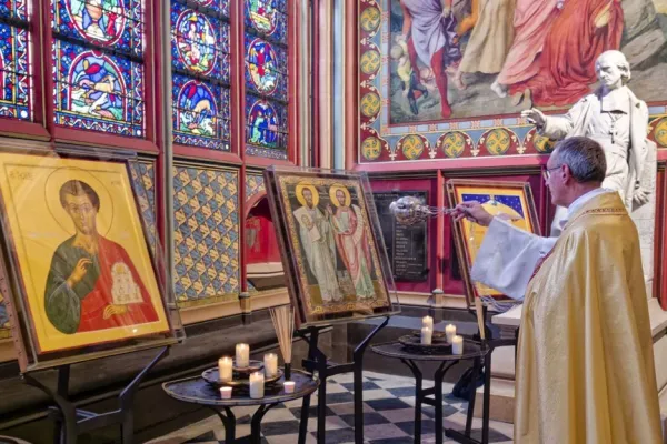 Il vescovo Ribadeau benedice la Cappella dei cristiani d'Oriente a Parigi / Paris Catholique