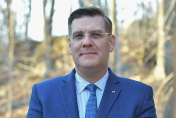 Andrew Walther |  | CNA