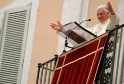 Benedetto XVI dalla loggetta |  | Vatican Media