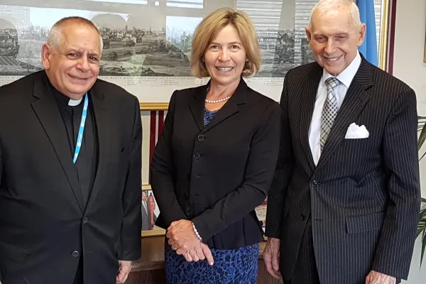 Anne Therese Gallagher, presidente dell'ICMC, ad un recente incontro istituzionale. Alla sua destra, mons. Robert Vitillo, segretario generale dell'organismo / ICMC