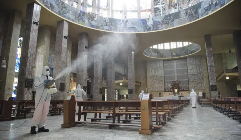 La sanificazione in una chiesa di Roma  |  | Diocesi di Roma