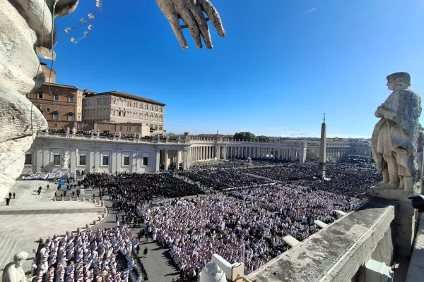Piazza San Pietro raccolta in preghiera durante le esequie di Papa Francesco, 26 aprile 2025 / Veronica Giacometti / ACI Group