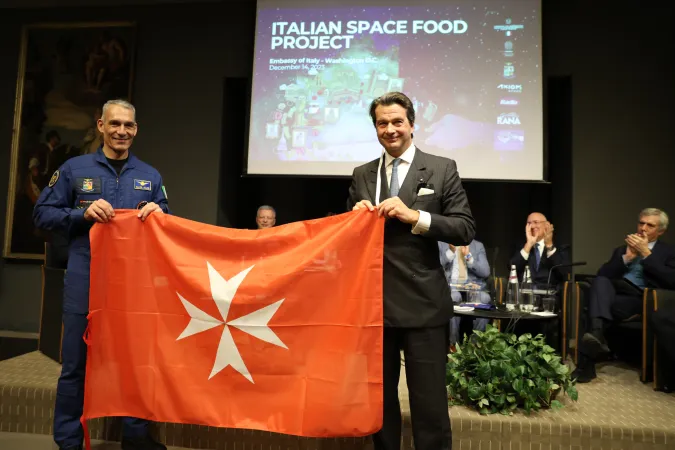 La bandiera consegnata |  | SMOM