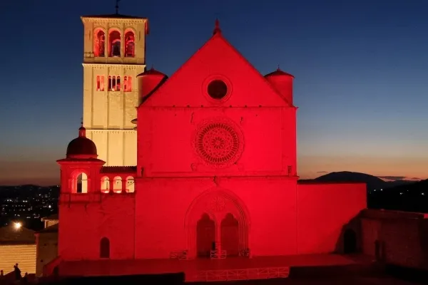 La basilica di Assisi illuminata di rosso / Credit Sala Stampa Sacro Convento di Assisi