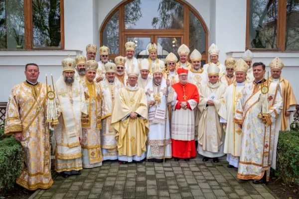 Foto di gruppo dei vescovi di Romania e il cardinale Gugerotti con il nuovo arcivescovo maggiore Claudiu Pop / Arcieparchia di Blaj