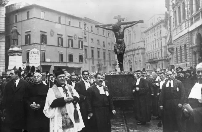San Marcello al Corso, la processione con il Crocefisso nel 1931 | | Wikipedia/ Archivio Federale Tedesco