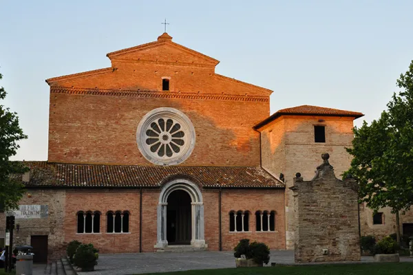 L'abbazia Chiaravalle di Fiastra, con la chiesa dedicata a Santa Maria / Provincia di Macerata