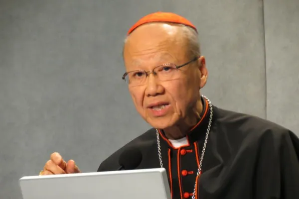 Il Cardinale John Tong Hon parla in Sala Stampa della Santa Sede durante il Sinodo 2012 sulla nuova evangelizzazione / Matthew Rarery / CNA