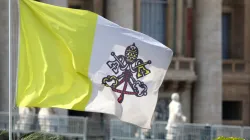 Bandiera della Santa Sede davanti la Basilica di San Pietro / Archivio CNA