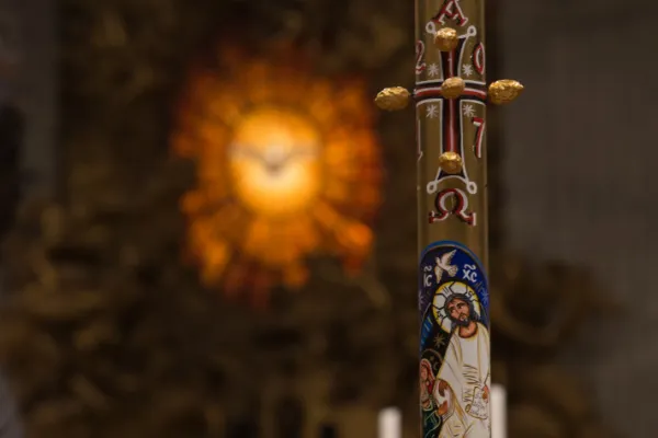 Il cero pasquale nella Basilica di San Pietro durante la veglia pasquale del 2017 / Daniel Ibanez / ACI Group