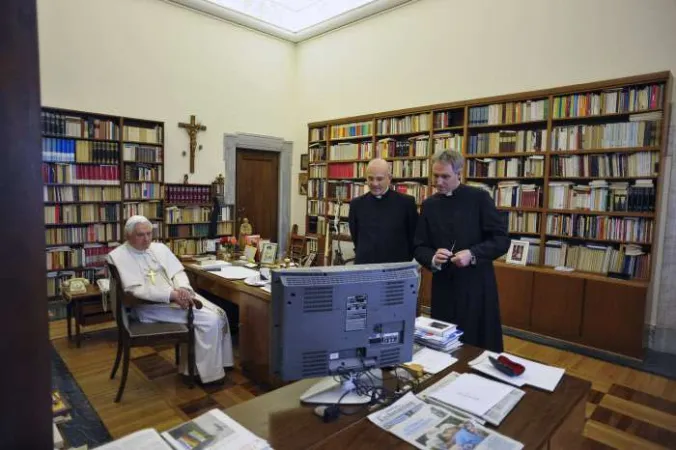 Papa Benedetto nel suo studio con monsignor Xuereb e monsignor Gänsweon il 16 maggio 2010 Foto: OR/ CPP/ CIRIC |  | OR/ CPP/