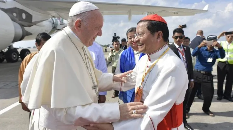 Cardinale Bo e Papa Francesco  | Il Cardinale Bo accoglie Papa Francesco in aeroporto, Yangon, 27 novembre 2017 | Vatican Media / ACI Group