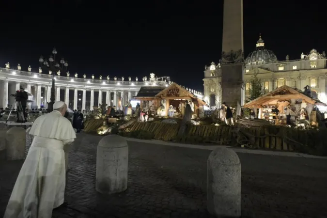 Papa Francesco visita il presepe di Piazza San Pietro | | Vatican Media