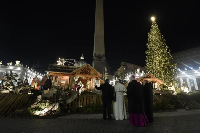 Papa Francesco visita il presepe di Piazza San Pietro | | Vatican Media