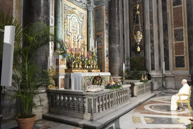 La preghiera del Rosario con Papa Francesco  |  | Vatican Media 