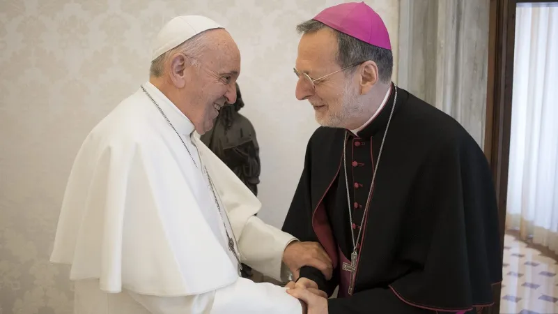 Papa Francesco, Gugerotti | Papa Francesco con l'arcivescovo Claudio Gugerotti nel 2020. Gugerotti è stato nominato oggi prefetto del Dicastero per le Chiese Orientali | Vatican News 