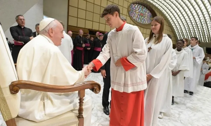 Papa Francesco con alcuni ministranti | Papa Francesco con alcuni ministranti | Vatican Media