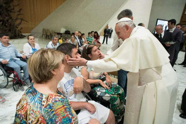 Papa Francesco con alcuni malati (immagine di repertorio) / Credit Vatican Media