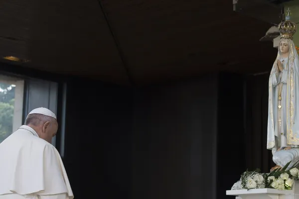 Papa Francesco davanti alla statua della Vergine di Fatima (2017) / Credit Vatican Media