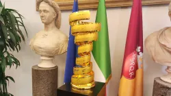 La coppa del Giro d'Italia / Credit Vatican Media