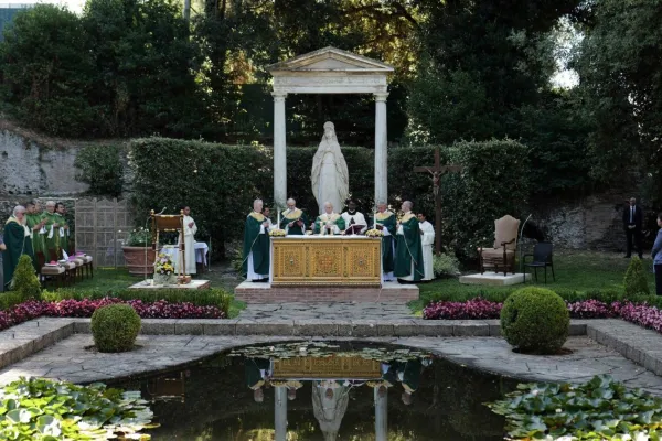 Un momento della prima Messa per la Custodia della creazione nel Giardino della Madonnina del “Borgo Laudato si’” di Castel Gandolfo / Credit Vatican Media