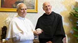 Padre Hagan consegna la medaglia a papa Leone XIV / Credit Vatican Media