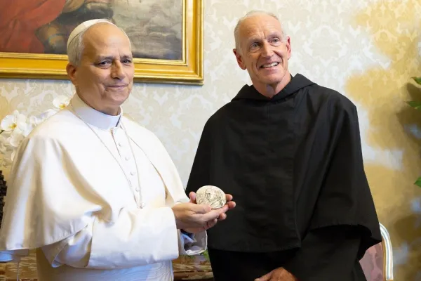 Padre Hagan consegna la medaglia a papa Leone XIV / Credit Vatican Media