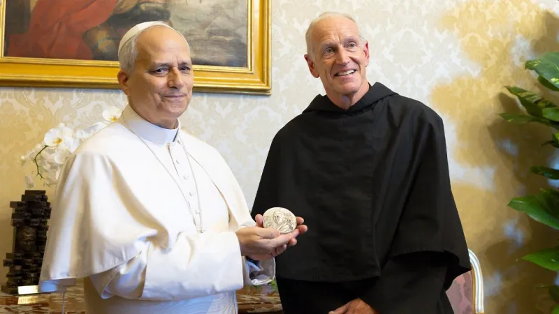 Padre Hagan consegna la medaglia a papa Leone XIV | Padre Hagan consegna la medaglia a papa Leone XIV | Credit Vatican Media