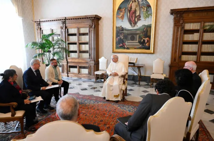 Il Papa con i sei membri dell'ECA Global |  | Vatican Mediia / EWTN