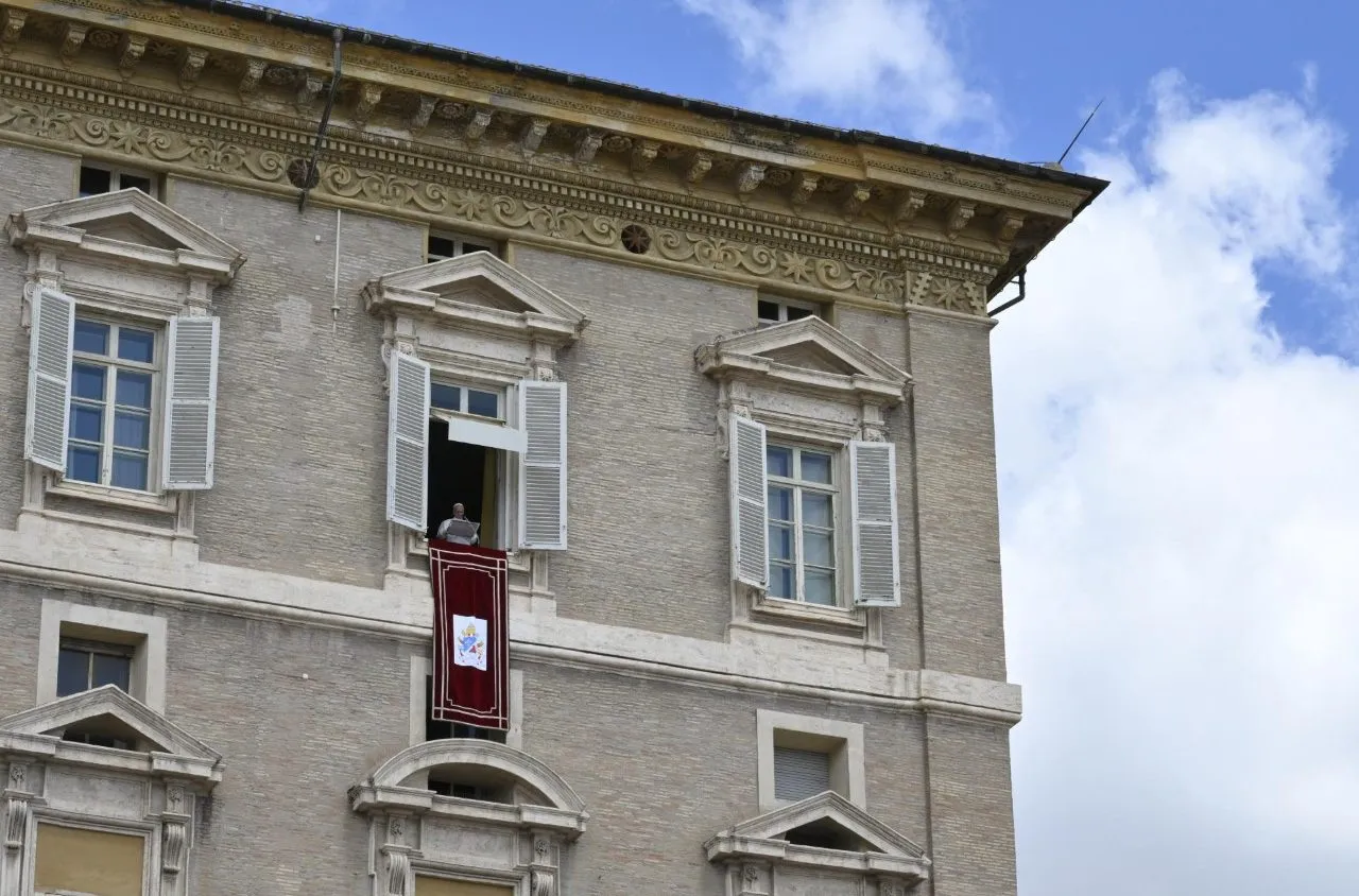 Il palazzo apostolico vaticano al momento dell'Angelus