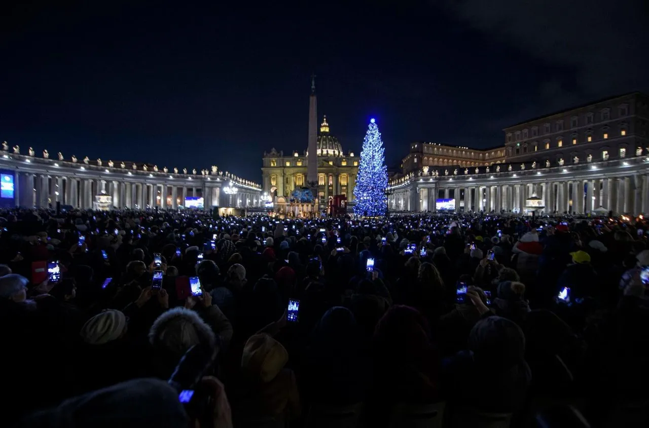 Piazza San Pietro e il suo albero di Natale