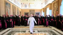 Il papa con i vescovi del Perù, oggi / Credit Vatican Media