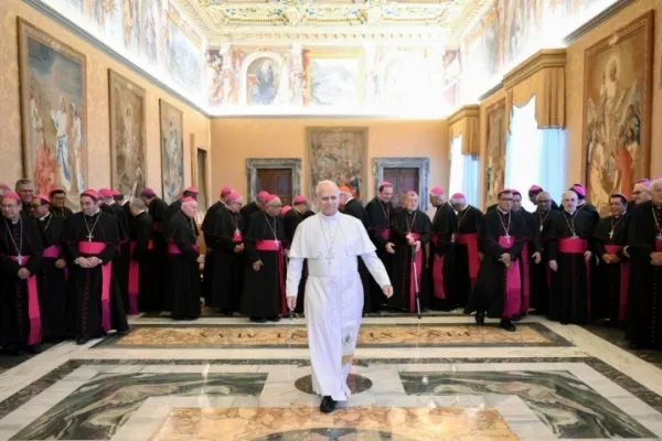 Il papa con i vescovi del Perù, oggi / Credit Vatican Media