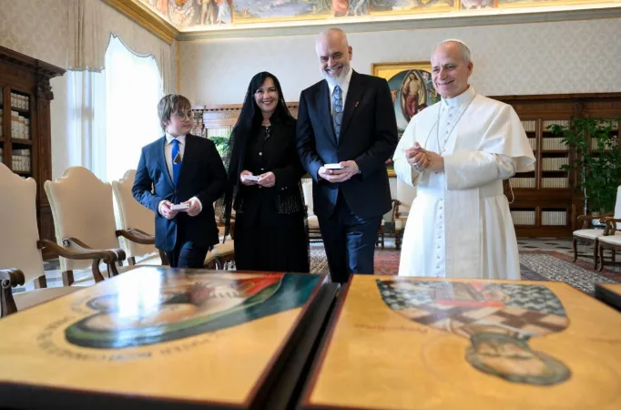 Edi Rama e la famiglia con il Papa |  | Vatican Media