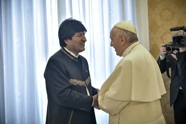 Papa Francesco saluta il presidente boliviano Evo Morales, Palazzo Apostolico Vaticano, 15 dicembre 2017 / Twitter di Evo Morales