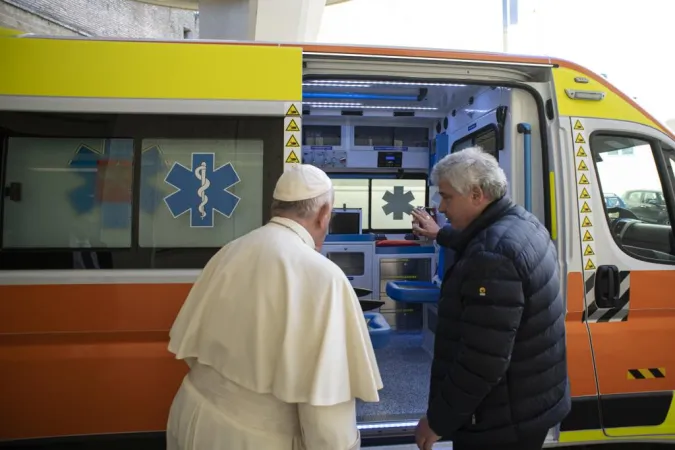 Il Cardinale Krajewski in Ucraina per consegnare un’ambulanza benedetta dal Papa |  | Vatican Media / ACI Group