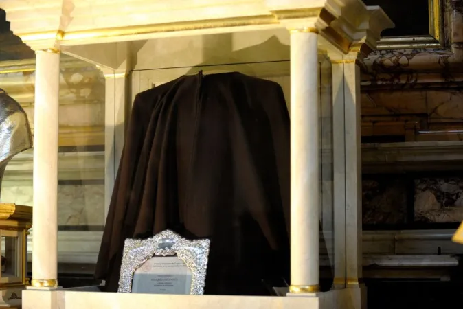 Alcune delle reliquie di San Padre Pio a San Salvatore in Lauro a Roma | | sansalvatoreinlauro.org