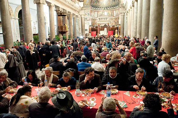 Il tradizionale pranzo di Natale a Santa Maria in Trastevere |  | pd