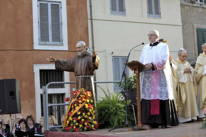 Pregando San Pio da Pietrelcina | | www.sansalvatoreinlauro.org